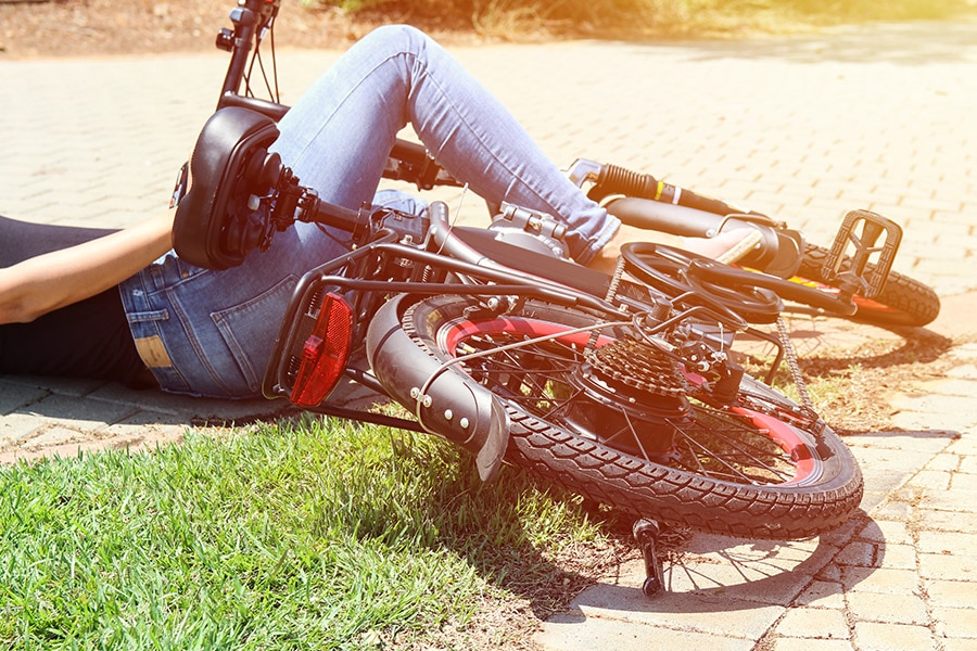 fahrrad abstellen auf dem hof eines mietshauses